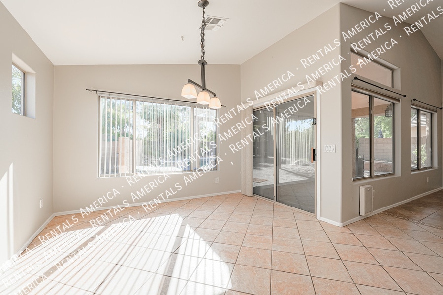 Building Photo - 703 W Canary Way