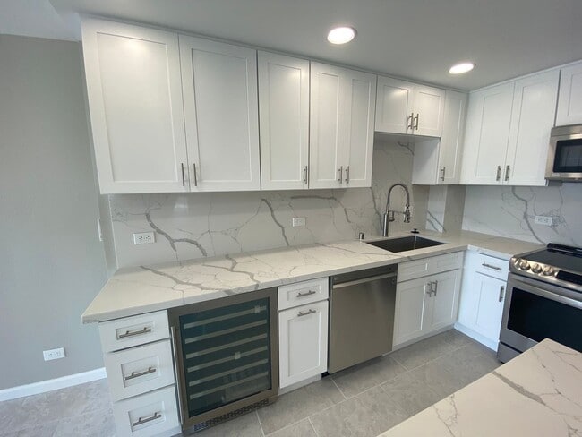 Building Photo - Pacific Beach - 3 blocks to Beach!  2bd/2ba Spacious 6th floor condo remodeled in 2022! Spectacul...