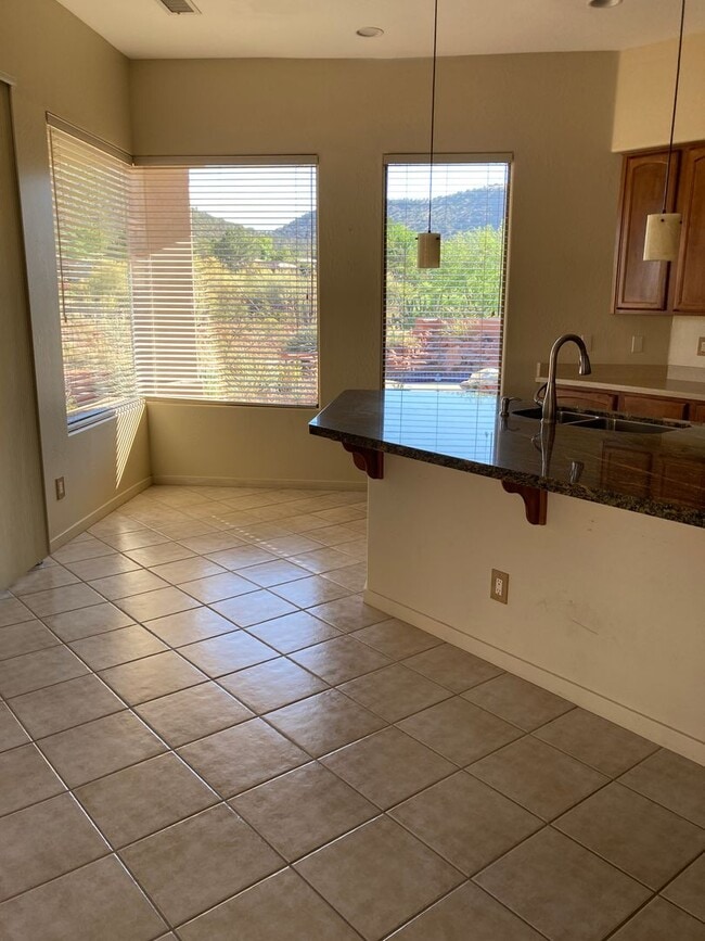 Building Photo - Open, light and bright, quiet Sedona Golf ...