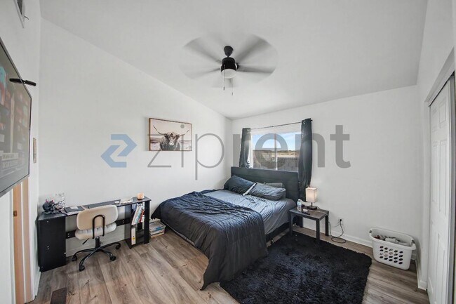 Building Photo - Unit