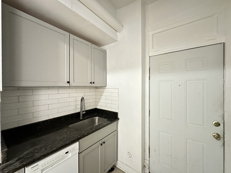 Building Photo - 1321.5 W Estes Ave