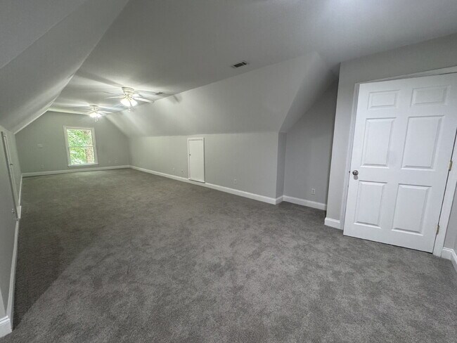 Building Photo - Beautiful Home Available Immediately in Se...