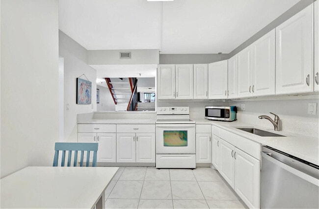 Building Photo - 355 S Ocean Dr