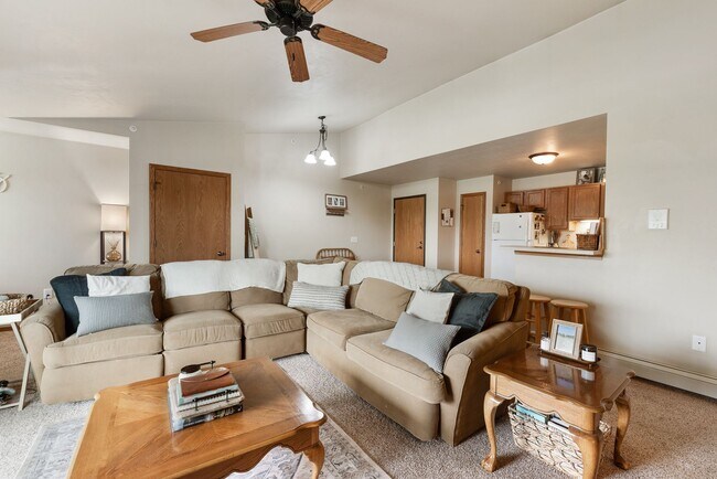 Building Photo - 1 Bed 1 Bath, 975 Sq Ft, 2nd Floor