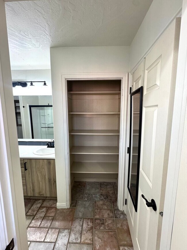 Building Photo - Charming 3 Bed, 2 Bath Home in Quiet Cul-d...