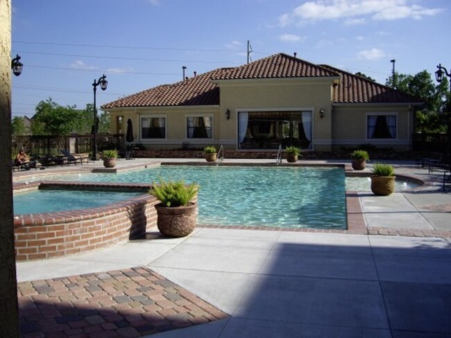 Building Photo - FURNISHED OR UNFURNISHED 3BR/2BA CONDO IN ...