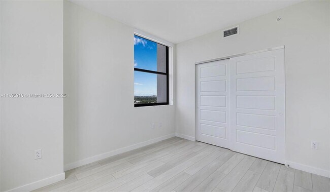 Building Photo - 555 NE 8th St