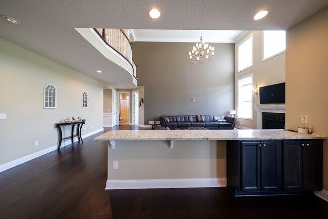 Building Photo - 727 Aster Rd