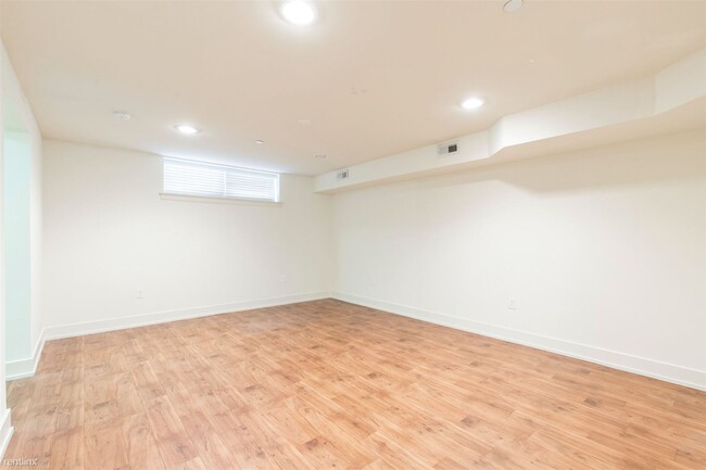 Building Photo - 4 br, 2 bath Triplex - 1501 MASTER ST Unit...