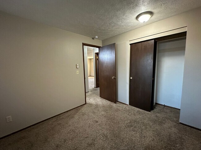 Building Photo - L972