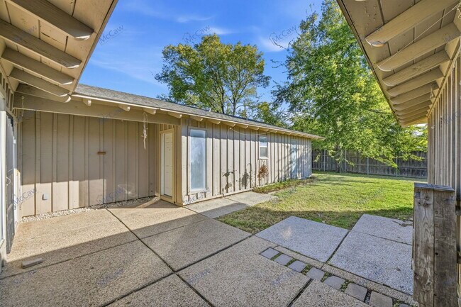 Building Photo - 1736 Brown Trail