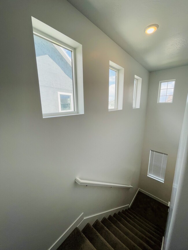 Building Photo - 4772 Silver Ridge Rd