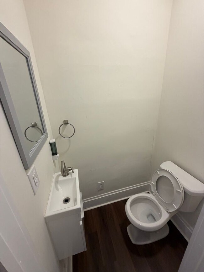 Building Photo - Spacious 3 Bed | 1.5 Bath – Prime Clintonv...