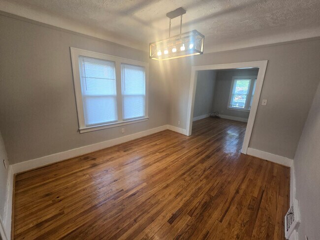 Building Photo - 9124 Pinehurst St
