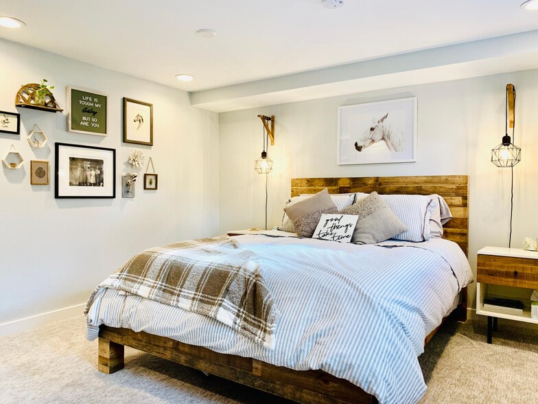 Large downstairs bedroom with excellent natural light, overlooking garden, and large walk-in closet. - 1447 Osceola St