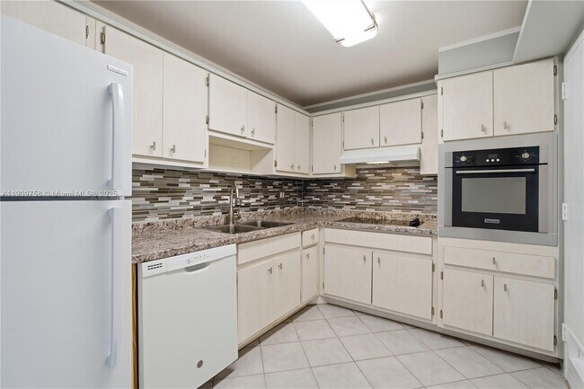 Building Photo - 400 Kings Point Dr