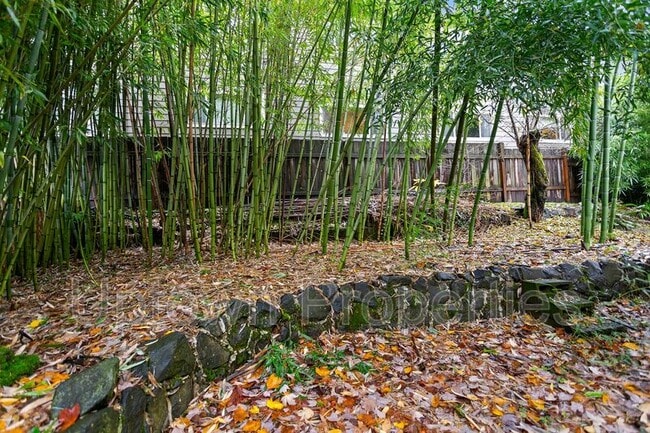 Building Photo - 2424 SE Yamhill St