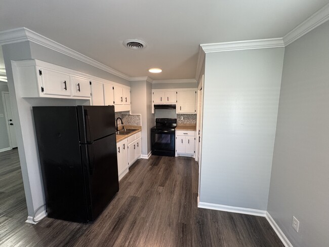 Kitchen area - 1835 W Jackson St