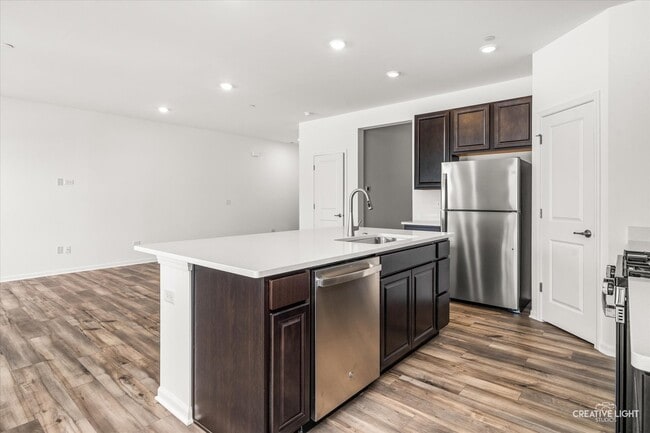 Building Photo - 142 Henderson St