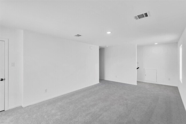 Building Photo - 27627 Village Cir Dr