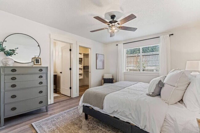 Building Photo - 44 S Sugar Ave