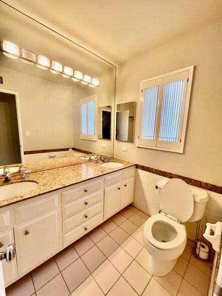 Building Photo - 16972 Oak View Dr
