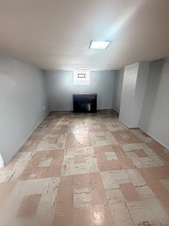 Building Photo - A Single family home with Garage in Garfield Heights