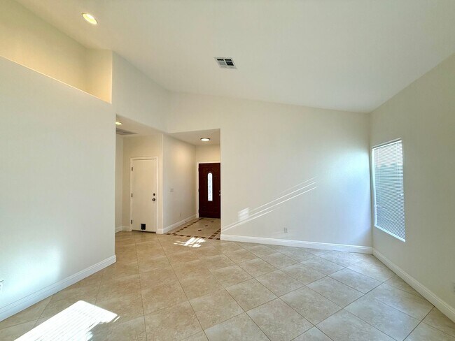 Building Photo - 3 Bedroom Home off of S Eastern and Sunrid...