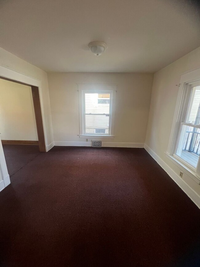 Building Photo - Large West Side 4 Bedroom House