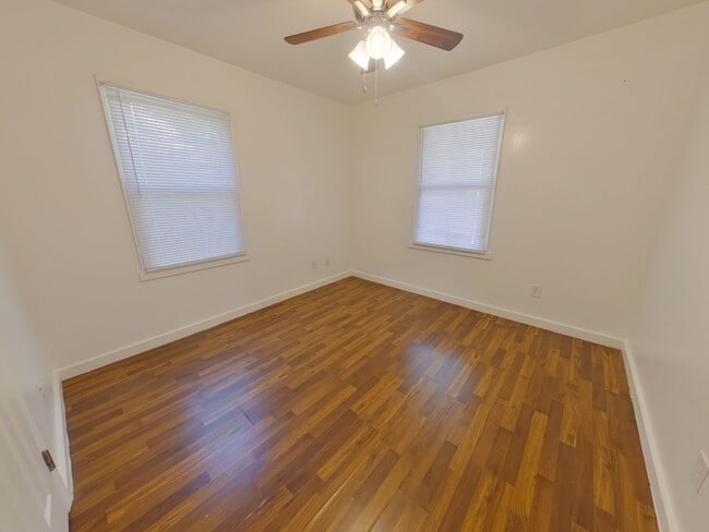 Building Photo - 827 S Crestway St