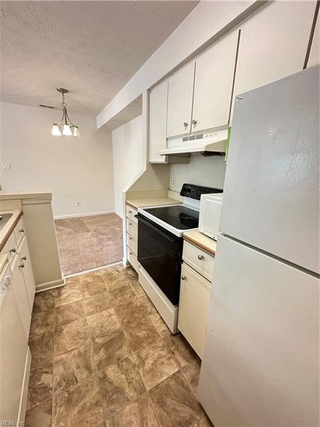 Building Photo - Hampton Club