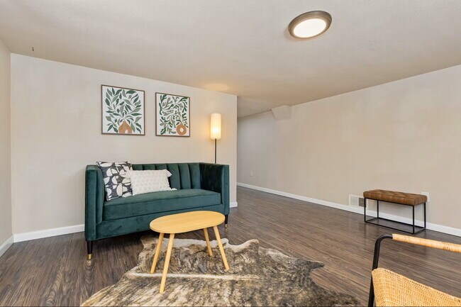 Building Photo - Spacious 1BR/1BA plus HUGE office/den!