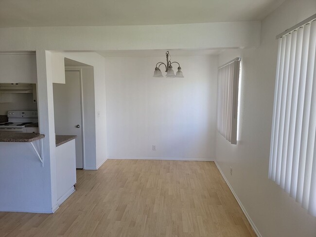 Building Photo - Nicely Upgraded 2 bedroom Townhouse