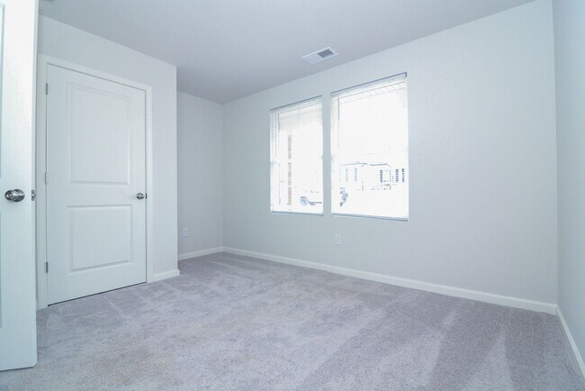 Building Photo - 132 Elegance Wy