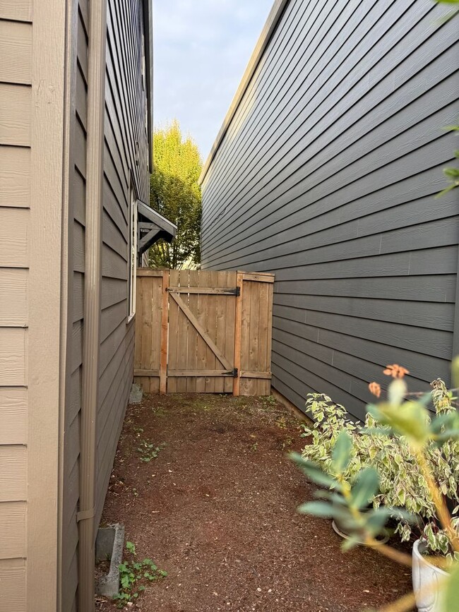 Building Photo - Beautiful 3 Bedroom House with High Ceilin...