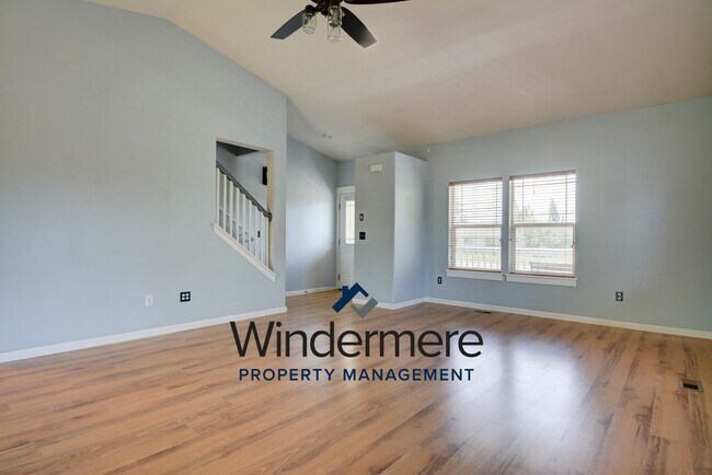 Building Photo - Modern 4 bed 2.5 Bath Home