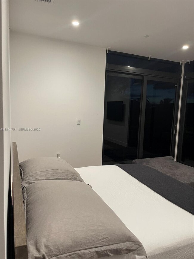 Building Photo - 909 NE 16th Terrace