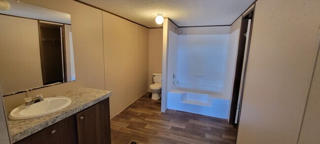 Building Photo - Easy Access to Austin Airport and Tesla