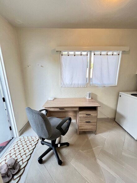 Building Photo - 530 N Quarantina St