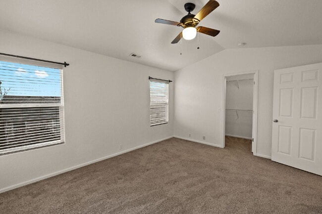 Building Photo - Well maintained pet friendly townhome, close to downtown.