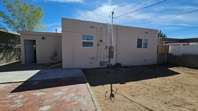 Building Photo - 2 Bed WITH OFFICE 1 Bath AND WASHER/DRYER HOOK UP!