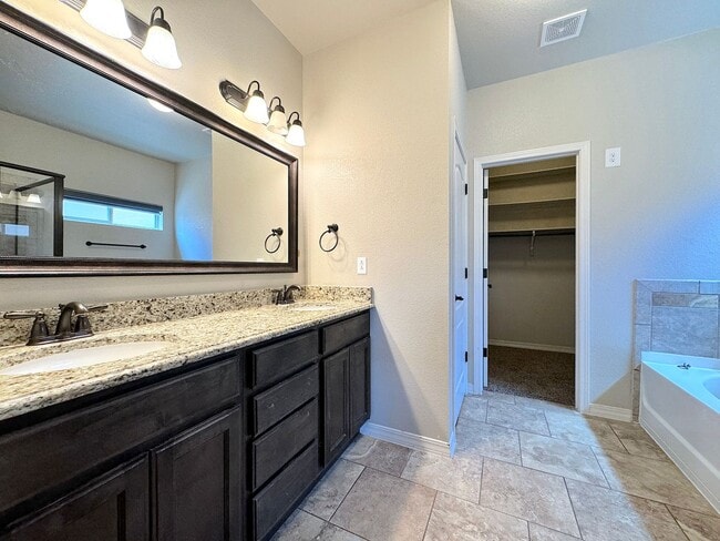 Building Photo - West El Paso 4 bed Refrig A/C