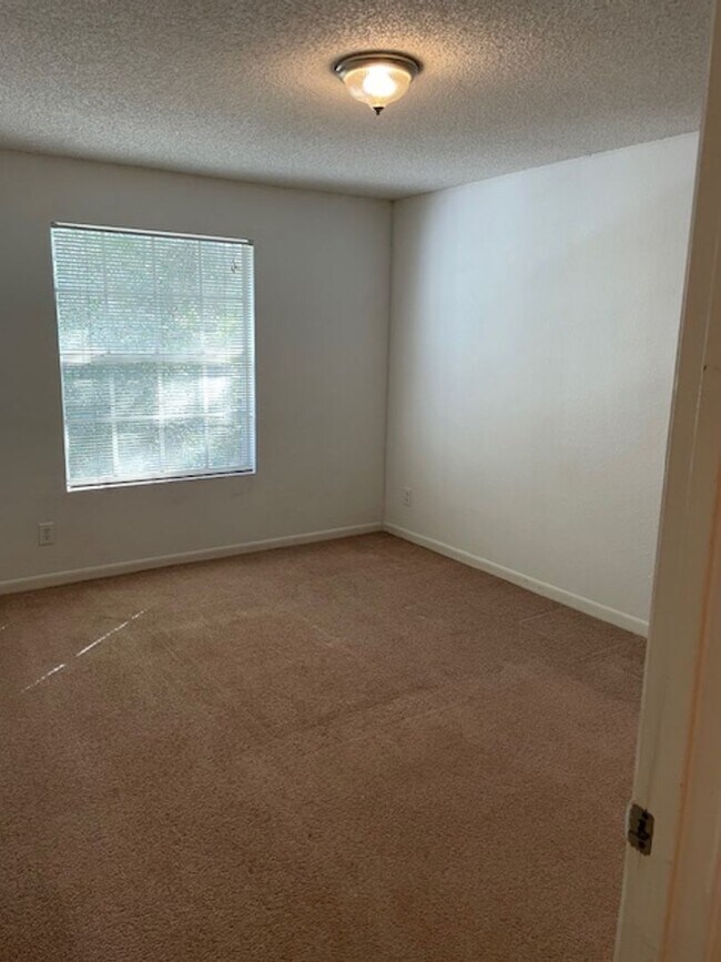 Building Photo - Lexington Place - 1134