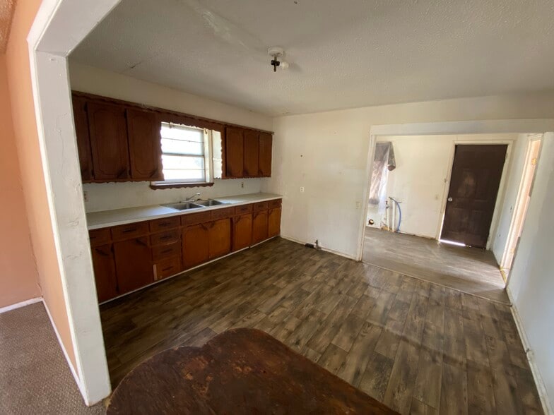 Building Photo - 501 E Broadway St