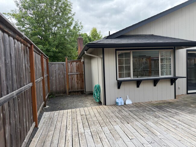 Building Photo - Beautifully updated 3 bedroom, 2 bath house in Eugene!