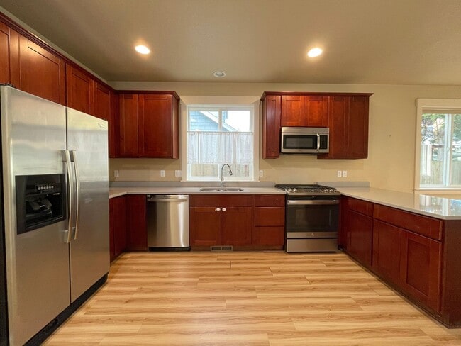 Building Photo - Fantastic South Tabor Home with Attached Garage, Washer/Dryer, A/C