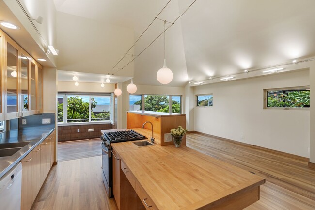 Building Photo - Lovely 2/2 Makiki Heights Home - Utilities...