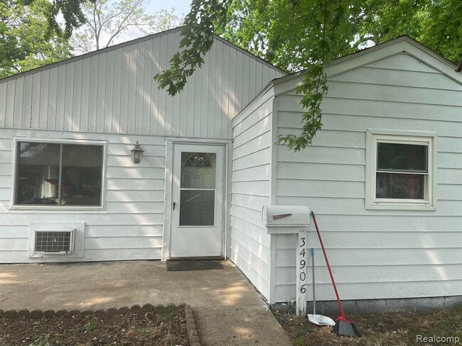 Primary Photo - 34906 Stellwagen St