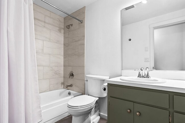 Building Photo - 4BD, 2.5BA Home located in the desirable C...