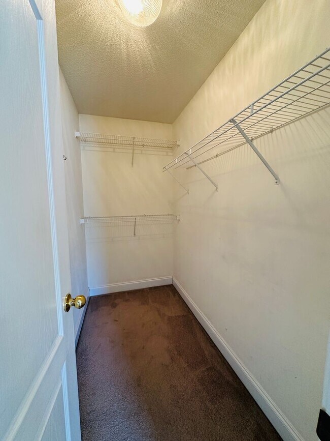 Building Photo - 2BR/2BA condo – Vaulted Ceilings, Granite Kitchen & Prime North Knoxville Location